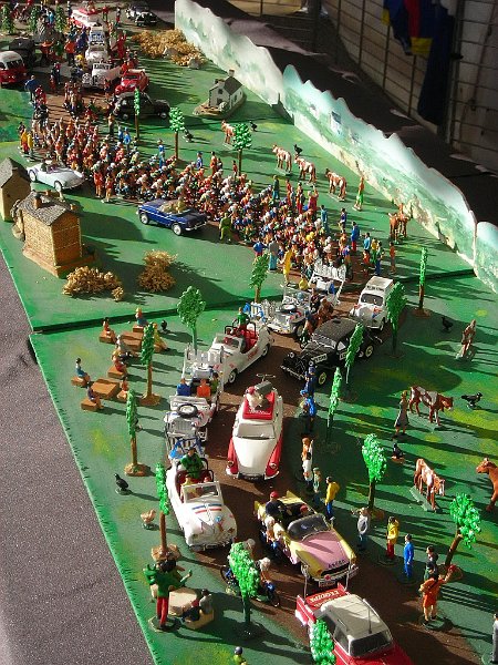 2011-07-05 09 Chez Bretagne Schuller Maquette du Tour.JPG